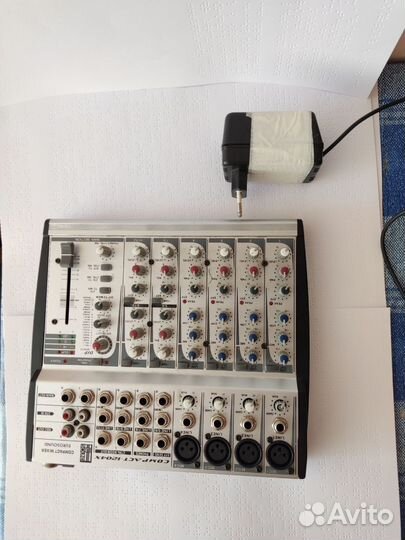 Микшерный пульт behringer