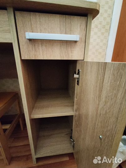 Туалетный столик с зеркалом