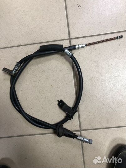 Трос стояночного тормоза левый 59760-25000