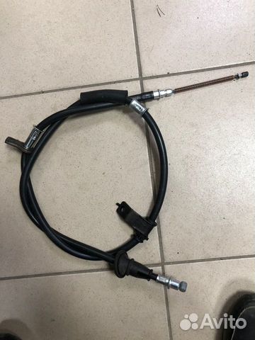 Трос стояночного тормоза левый 59760-25000