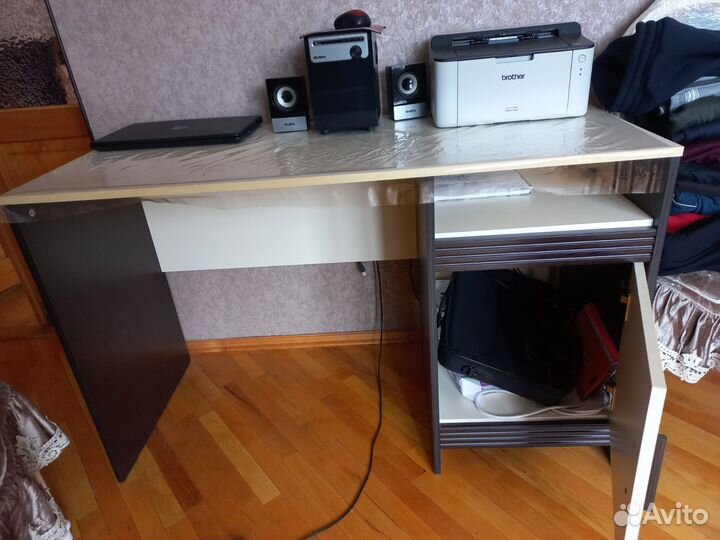 Компьютерный стол новый и стол полка