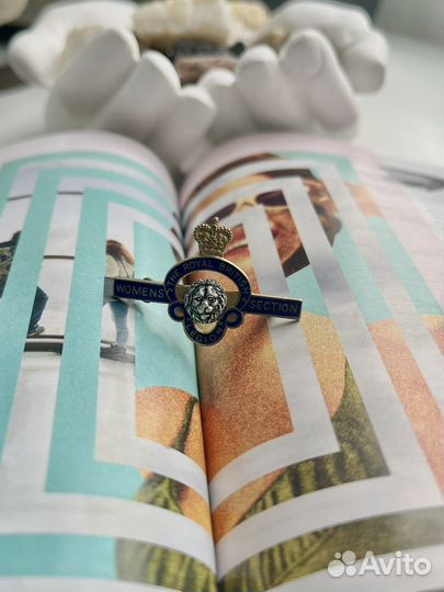 Винтажная брошь-значок « Women’s section»