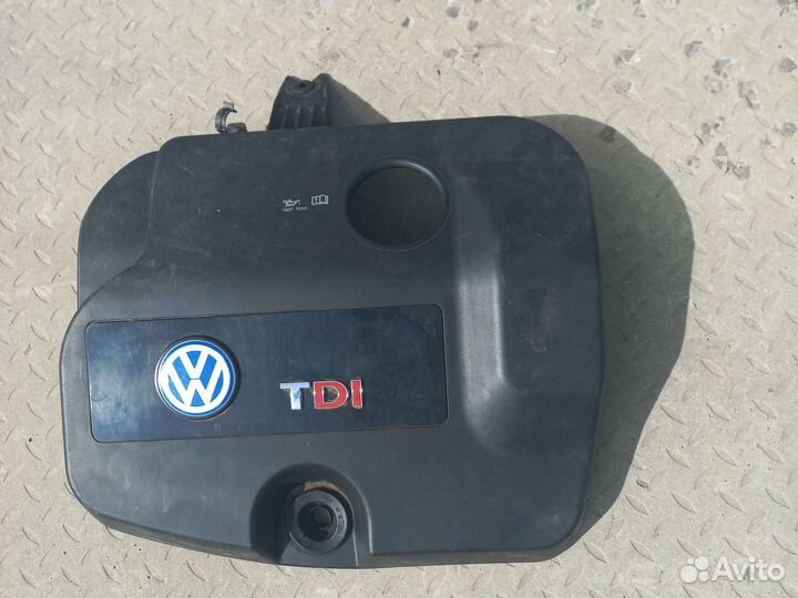 VW Sharan(00-10) декоративная крышка двс