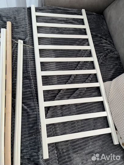 Детская кроватка с маятником белая