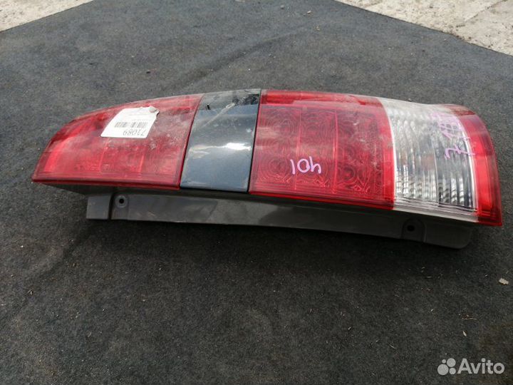 Стоп-сигнал правый Toyota Noah AZR60