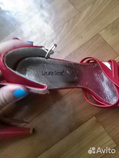 Босоножки Laura Scott