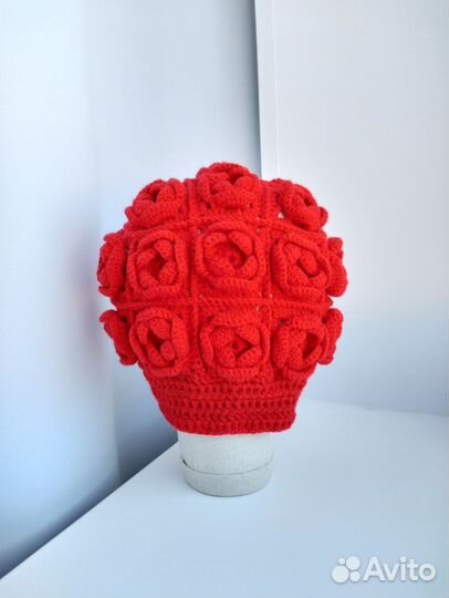 Чепчик женский вязаный кроше с розами