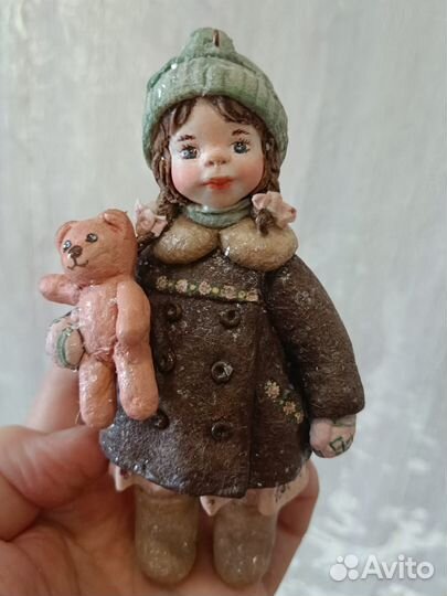 Девочка из ваты с мишкой