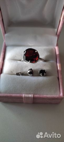 Серебряное кольцо и серьги с гранатом