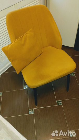 Мягкий кресло-стул горчичного цвета
