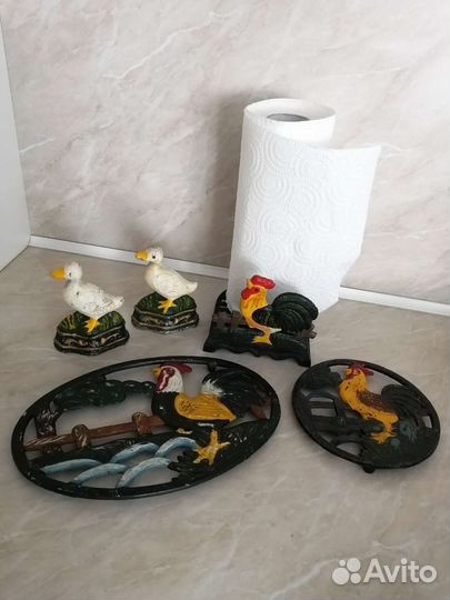 Старинная чугунная подставка и держатель полотенец