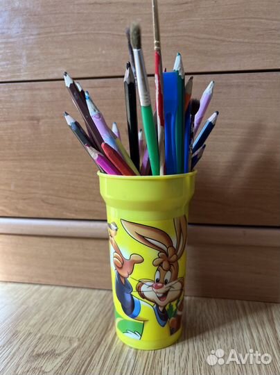 Стакан и карандаши