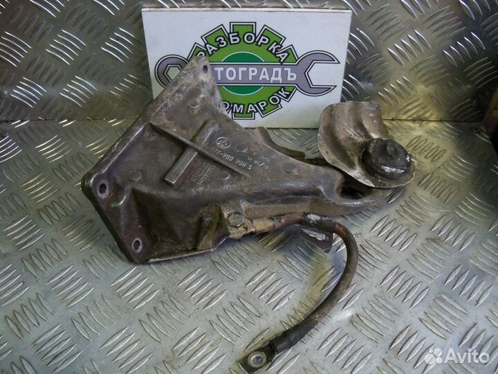 Кронштейн двигателя правый BMW E46