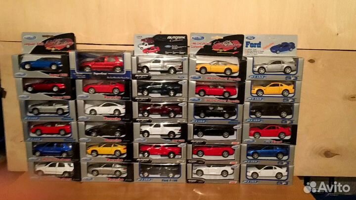 Коллекционные модели машин в ассортименте