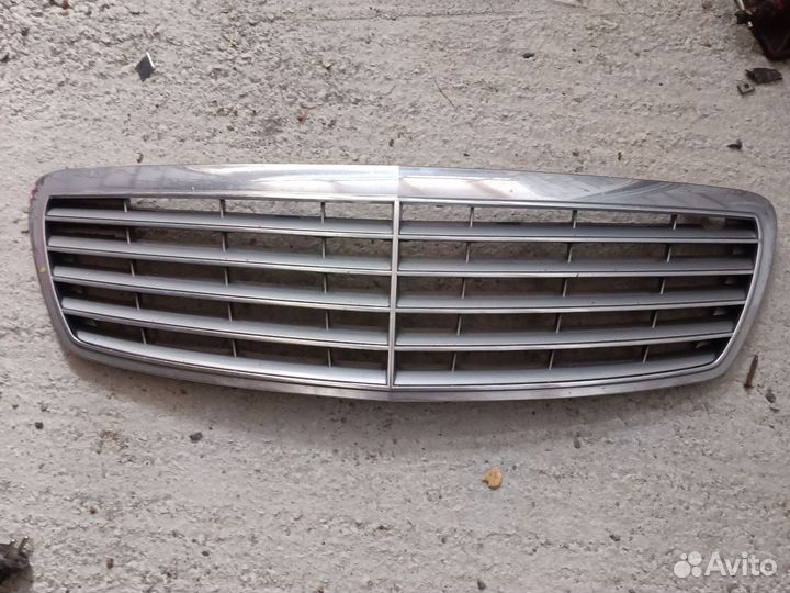 Решетка капота w211