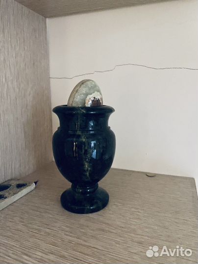 Каменные статуэтки, ваза, яйцо