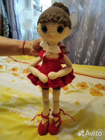 Игрушка Кукла балерина связаная крючком