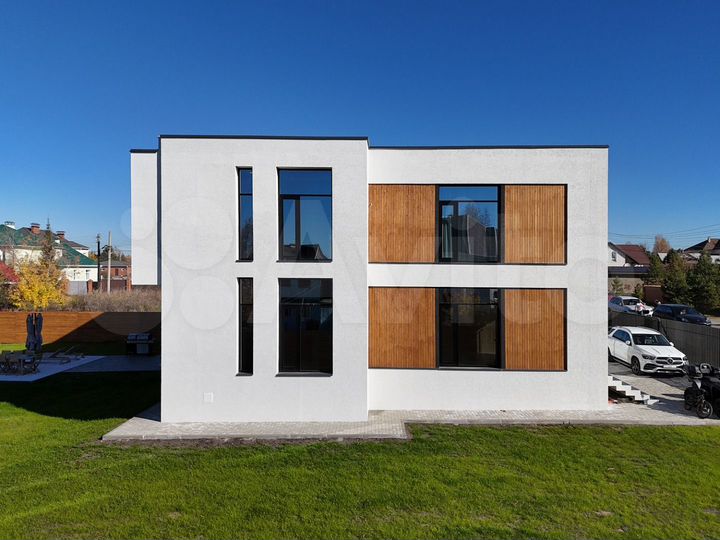 Коттедж 306 м² на участке 15 сот.