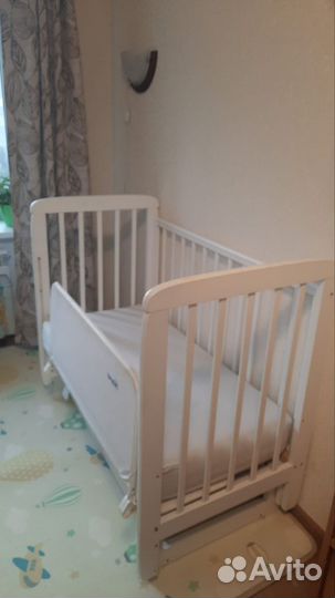 Детская кроватка с маятником