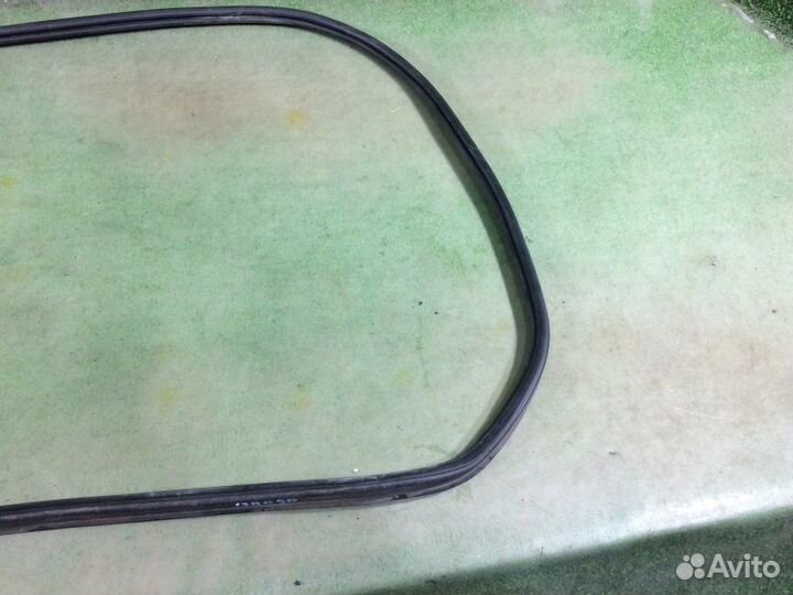 Уплотнительная резинка двери багажника Toyota