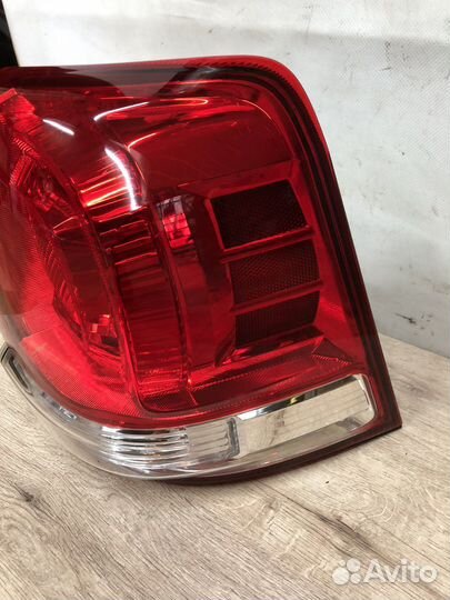 Фонарь правый Toyota Land Cruiser 200