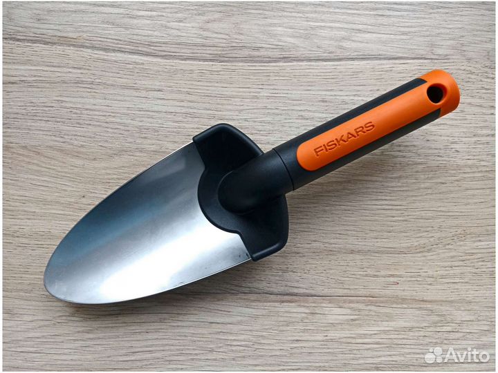 Садовый совок Fiskars Premium Planters 