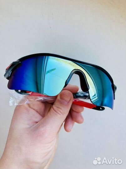 Чёрные спортивные очки с зеркальными линзами