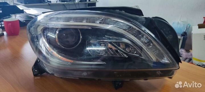 Фара правая Mercedes-Benz M- klasse W166 Ксенон