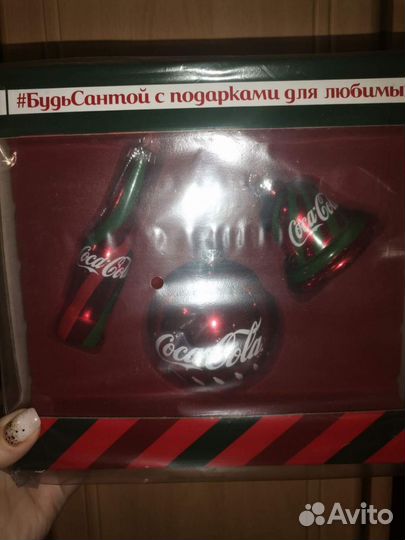 Кока кола шапка и ёлочные украшения