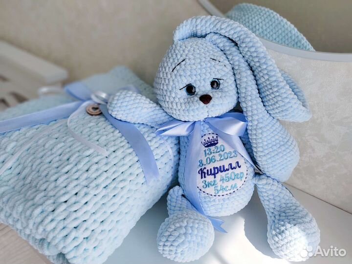 Вязаная игрушка ручной работы с вышивкой метрики