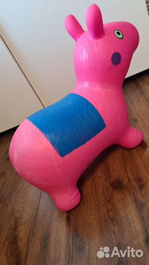 Большая резиновая свинья для прыжков