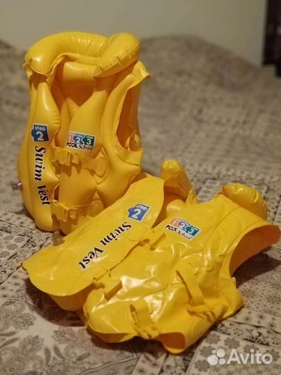 Два надувных жилета