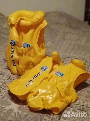 Два надувных жилета