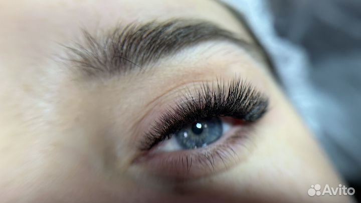 Мастер по наращиванию ресниц