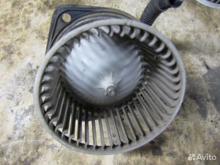 Моторчик отопителя Leganza 1997-2003