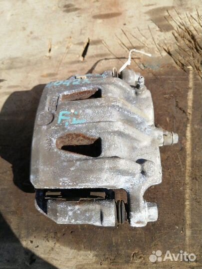 Суппорт передний левый Nissan Elgrand E51 VQ35