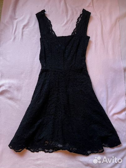 Черное кружевное платье