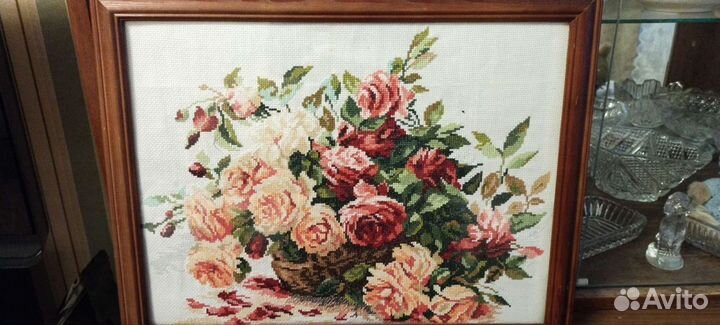 Картина вышитая крестом Розы оформленная в раму