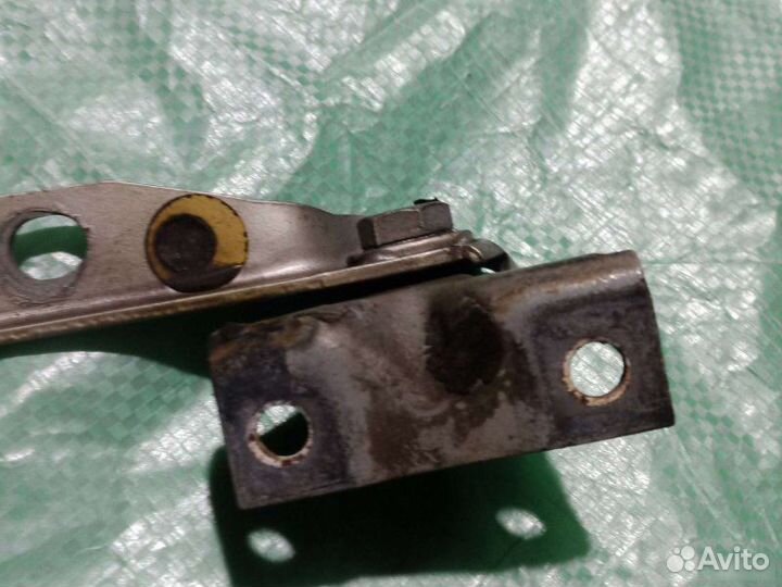 Петля капота правая Audi 80 B3