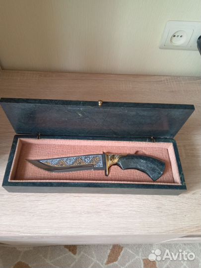 Сувенир нож в шкатулке из змеевика