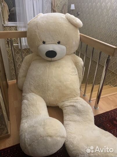 Огромный плюшевый медведь
