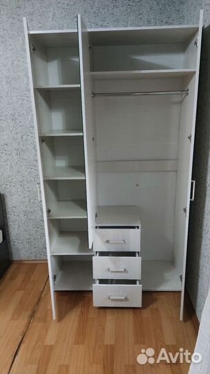Шкаф распашной с полками и вешалкой