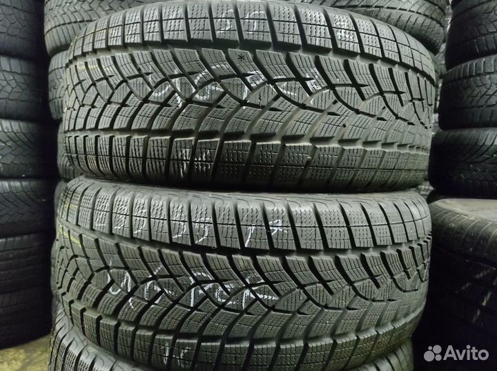 Goodyear UltraGrip Winter 235/55 R17 W