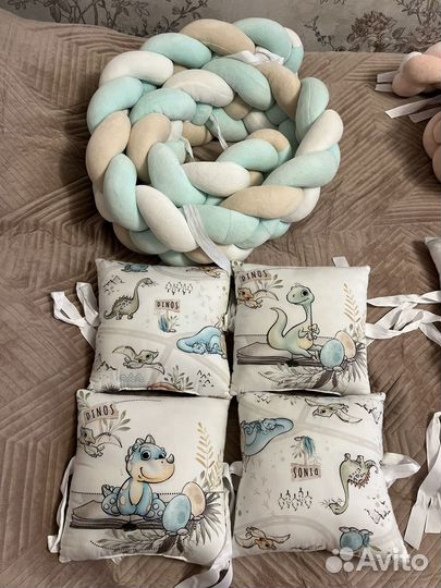 Бортики на детскую кроватку с косой и подушками