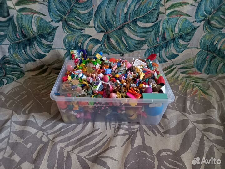 Огромная коробка киндер игрушек больше 250