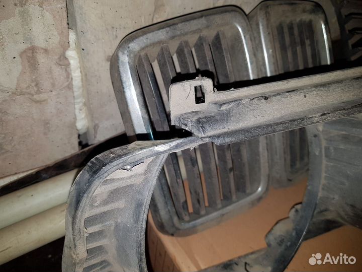 Передняя решетка BMW e28