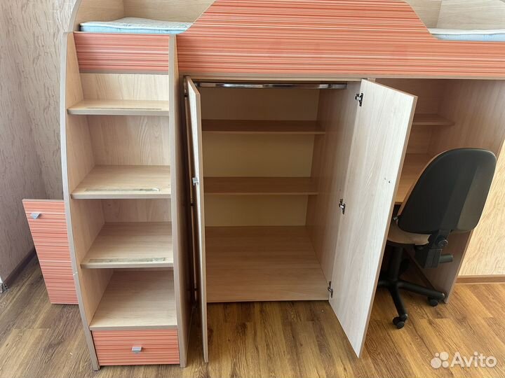 Детская кровать чердак со столом и шкафом