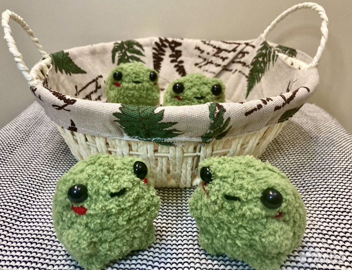 Лягушка брелок обвес на сумку из плюшевой пряжи
