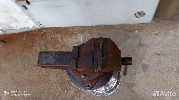 Тиски слесарные поворотные СССР