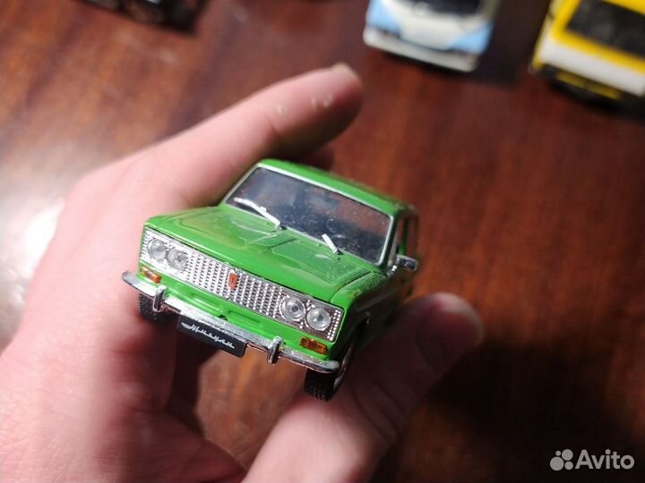 Модель автомобиля Ваз 2103 1:43 Deagostini